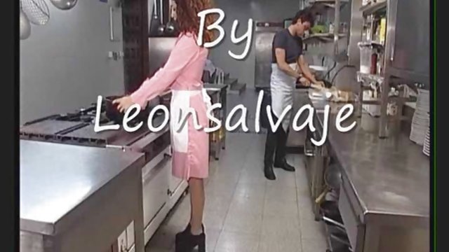 پدربزرگ در کنار درب برادر شیرین مینشست