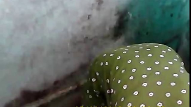 دختر سفت خروس او را پاک می کند
