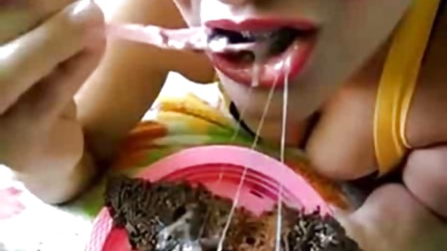 موی سرخ بانوی داغ او را خارج از منزل استمناء می کند